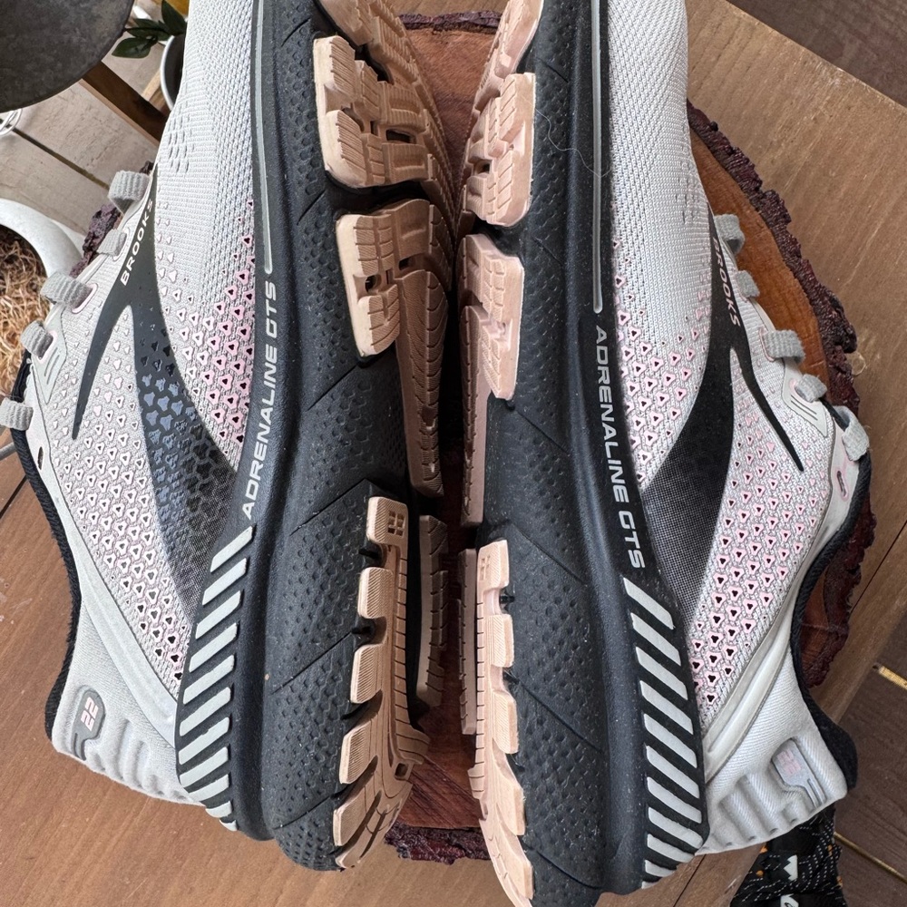 Brooks Adrenaline GTS 22 women's Running Shoes - Light Gray with Black Accents 7 - Picture 6 of 10